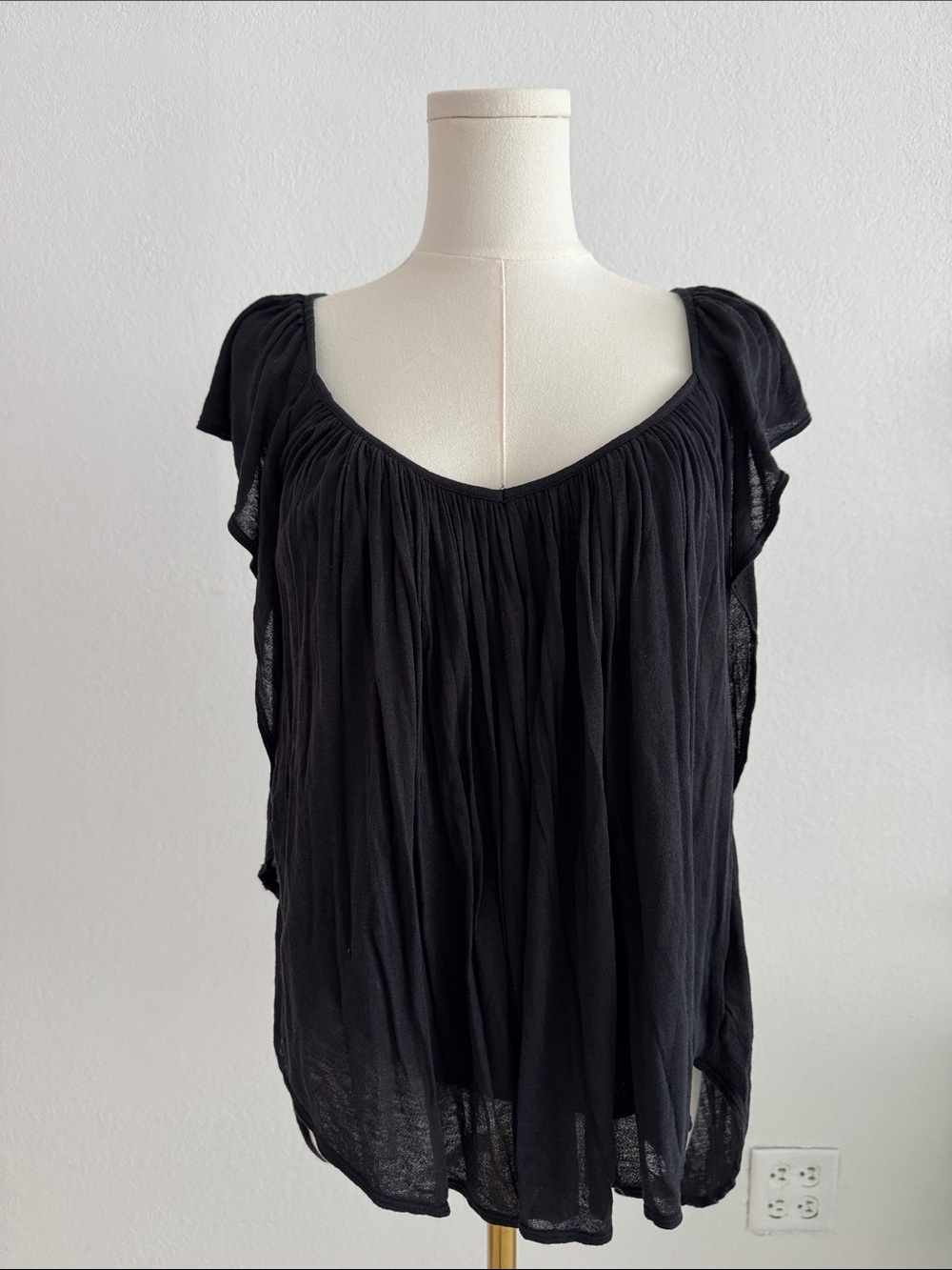 Free People Black Gathered V-Neck Cap Sleeve Top size medium
